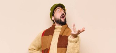 Genç havalı sakallı adam opera yapıyor ya da konserde şarkı söylüyor. Romantik, sanatsal ve tutkulu hissediyor.