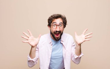 Genç, havalı ve çılgın adam yassı duvara yaslanmış.