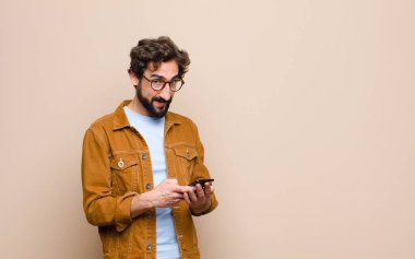 Genç havalı adam akıllı telefonunu kullanıyor.