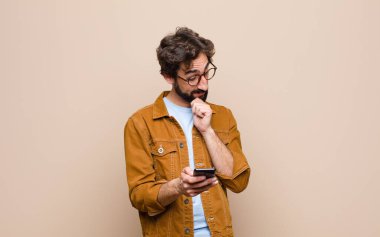 Genç havalı adam akıllı telefonunu kullanıyor.