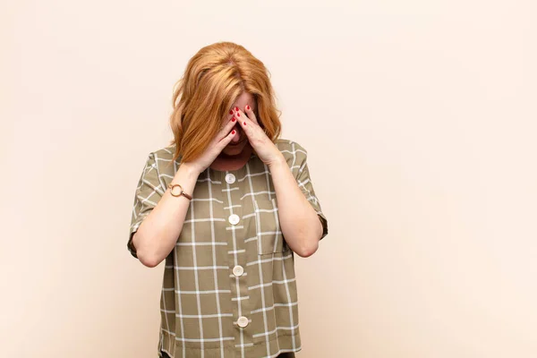 Mujer Mediana Edad Cubriendo Los Ojos Con Las Manos Con —  Fotos de Stock