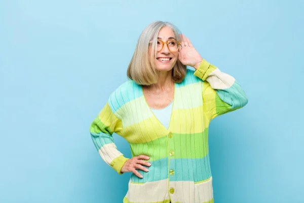 Anciano Mediana Edad Bonita Mujer Sonriendo Mirando Curiosamente Lado Tratando —  Fotos de Stock
