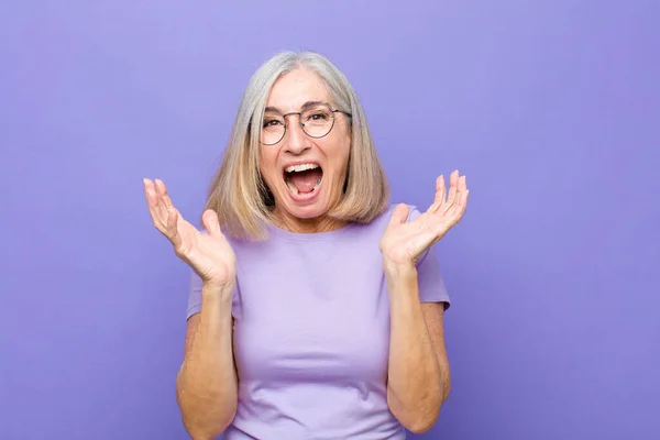 Mayor Mediana Edad Bonita Mujer Sintiéndose Sorprendido Emocionado Riendo Sorprendido — Foto de Stock