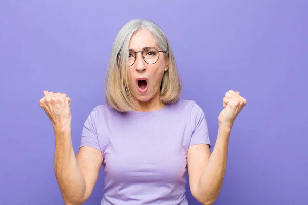 Seniores Meia Idade Mulher Bonita Gritando Agressivamente Com Uma Expressão — Fotografia de Stock