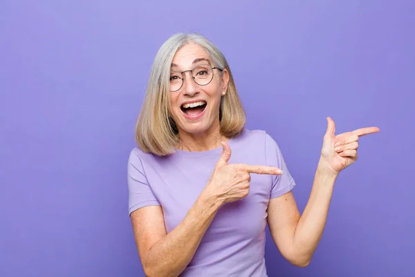 Anciana Mediana Edad Bonita Mujer Sintiéndose Alegre Sorprendida Sonriendo Con — Foto de Stock