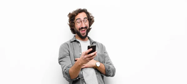 Jovem Louco Legal Homem Usando Seu Smartphone Contra Parede Branca — Fotografia de Stock