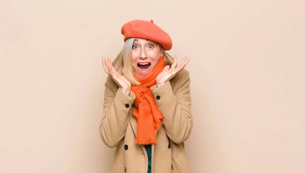 Hübsche Seniorin Oder Frau Mittleren Alters Schockiert Und Aufgeregt Lachend — Stockfoto