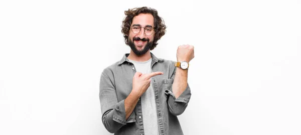 Jong Gek Cool Man Tonen Zijn Horloge Tegen Witte Muur — Stockfoto