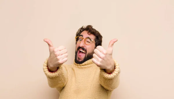 Jovem Homem Fresco Sorrindo Alegremente Olhando Feliz Sentindo Despreocupado Positivo — Fotografia de Stock