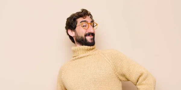 Joven Fresco Hombre Mirando Feliz Alegre Confiado Sonriendo Orgullosamente Mirando — Foto de Stock