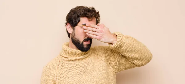 Ung Cool Man Täcka Ögon Med Hand Känsla Rädd Eller — Stockfoto