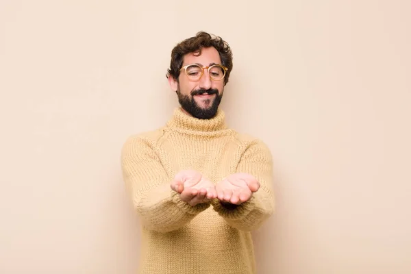 Joven Hombre Fresco Sonriendo Felizmente Con Mirada Amistosa Segura Positiva —  Fotos de Stock