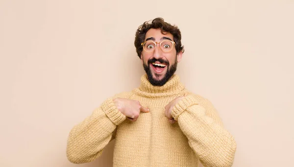 Jonge Koele Man Die Zich Gelukkig Verrast Trots Voelt Wijzend — Stockfoto