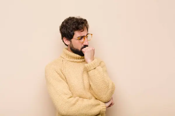 Joven Fresco Hombre Sintiéndose Serio Reflexivo Preocupado Mirando Hacia Los —  Fotos de Stock