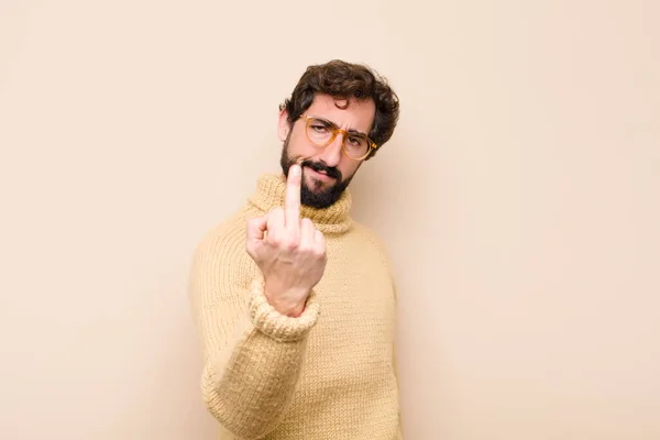 Joven Fresco Siente Enojado Molesto Rebelde Agresivo Volteando Dedo Medio — Foto de Stock