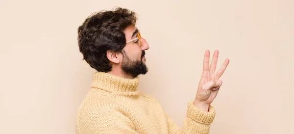 Joven Hombre Fresco Sonriendo Buscando Amigable Mostrando Número Tres Tercero — Foto de Stock