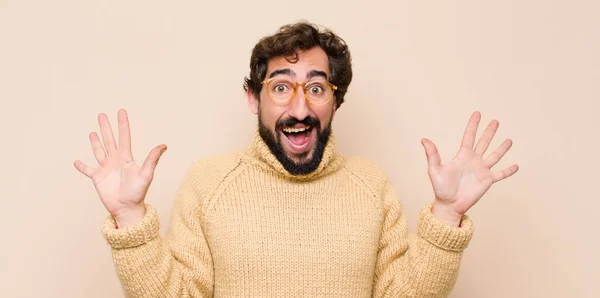 Jovem Homem Fresco Sorrindo Olhando Amigável Mostrando Número Dez Décimo — Fotografia de Stock