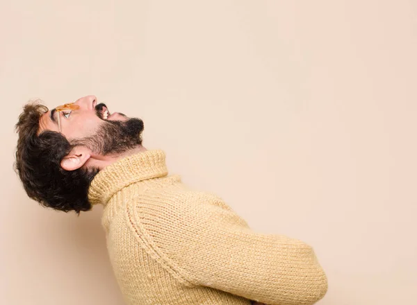 Joven Hombre Fresco Sonriendo Alegremente Sintiéndose Feliz Satisfecho Relajado Con —  Fotos de Stock