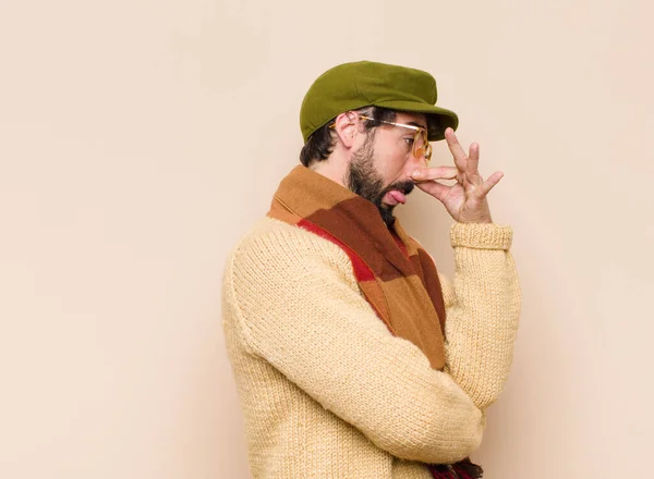 Joven Hombre Barbudo Fresco Sintiéndose Disgustado Sosteniendo Nariz Para Evitar — Foto de Stock