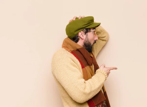 Joven Hombre Barbudo Fresco Sintiéndose Sorprendido Sorprendido Apuntando Copiar Espacio — Foto de Stock