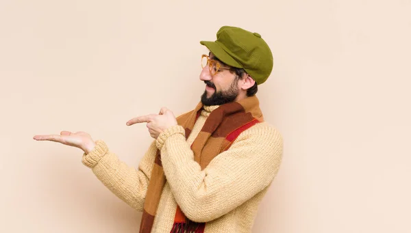 Joven Hombre Barbudo Fresco Sonriendo Alegremente Apuntando Copiar Espacio Palma — Foto de Stock