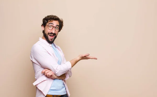 Joven Barbudo Expresando Concepto Contra Pared Plana — Foto de Stock