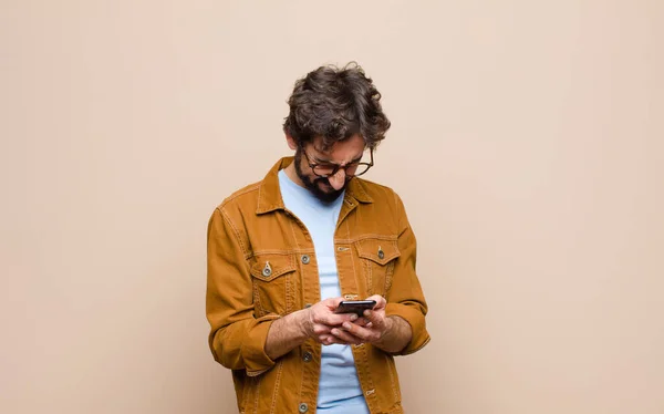 Ung Cool Man Använder Sin Smarta Telefon — Stockfoto