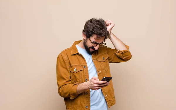 Ung Cool Man Använder Sin Smarta Telefon — Stockfoto