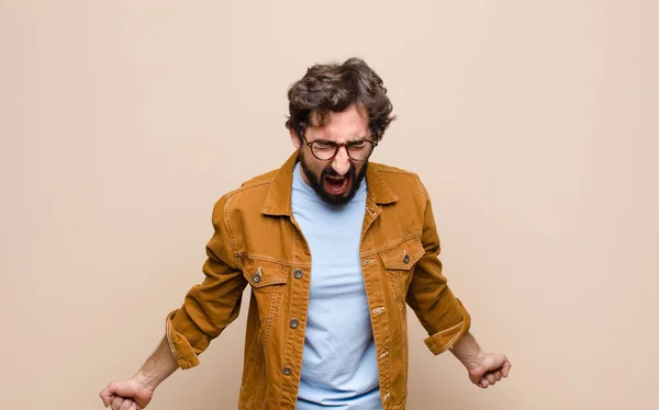 Jong Koel Gek Man Tegen Platte Muur — Stockfoto