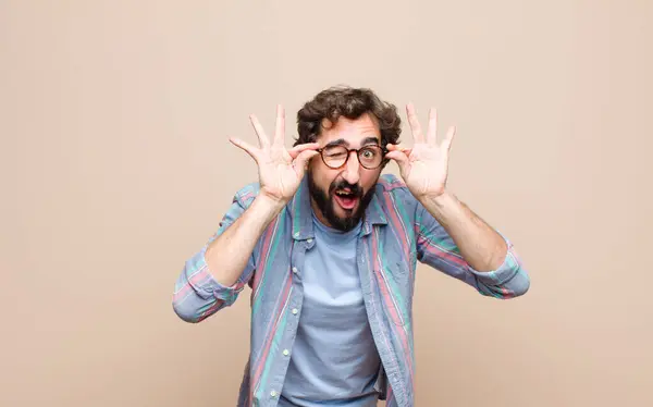 Joven Barbudo Hombre Contra Pared Plana — Foto de Stock