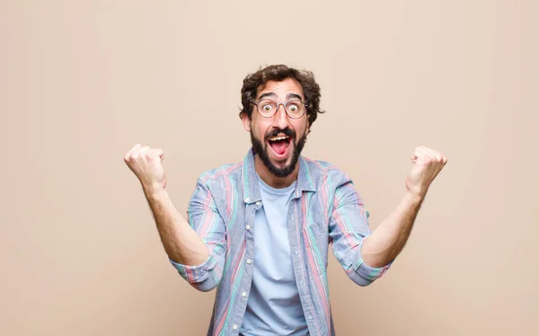 Jonge Man Met Baard Tegen Platte Muur — Stockfoto