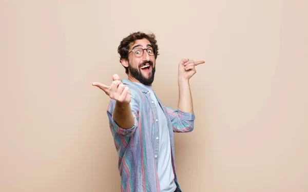 Junger Bärtiger Mann Gegen Flache Wand — Stockfoto