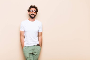 Genç havalı sakallı adam. gurur veya memnuniyet ifadesi