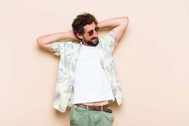 Genç havalı sakallı adam