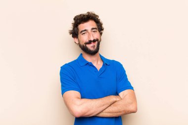 Genç havalı sakallı adam tatmin olmuş ifade.