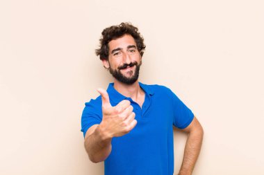 Genç havalı sakallı adam tatmin olmuş ifade.