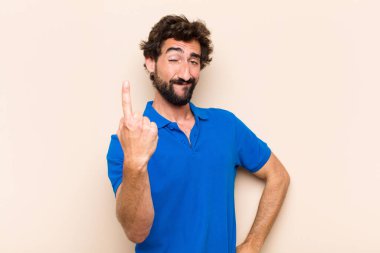 Genç havalı sakallı adam gururlu yüz ifadesi