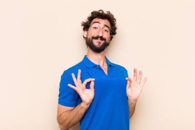 Genç havalı sakallı adam gururlu yüz ifadesi