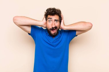 Genç sakallı adam üzgün ve ağlıyor