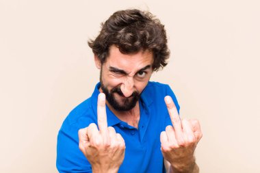 Genç, sakallı, sinirli adam ifadesi.