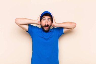 Genç sakallı teslimatçı.