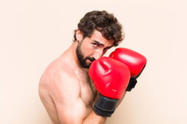 Boks eldivenli ve dövüşen sakallı genç bir adam. fitness 