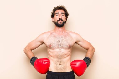 Boks eldivenli ve dövüşen sakallı genç bir adam. fitness 