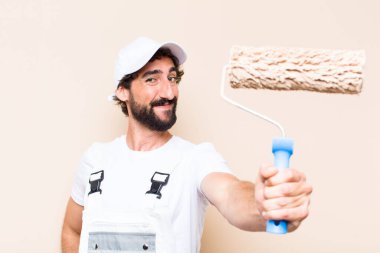 Genç ressam sakallı adam elinde bir silindir ve gururlu bir ifade tutuyor. 