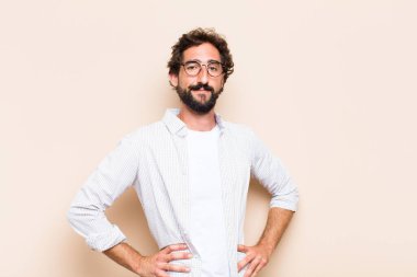 Genç, havalı sakallı, gururlu ve memnun bir adam.