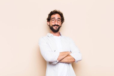 Genç, havalı sakallı, gururlu ve memnun bir adam.