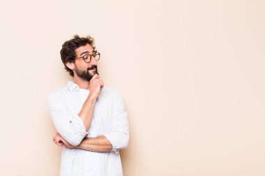 Genç, sakallı, düşünceli, kuşkulu bir adam.