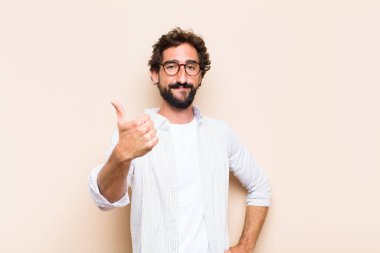 Hoş jestleri ve tatmin edici ifadeleri olan sakallı genç adam.