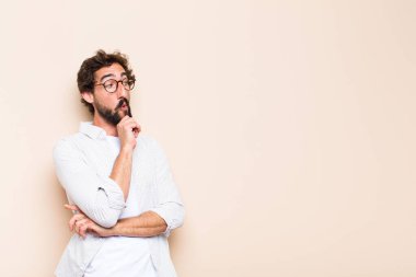 Genç, sakallı, düşünceli, kuşkulu bir adam.