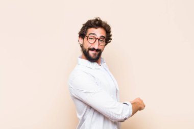 Genç, havalı sakallı, gururlu ve memnun bir adam.